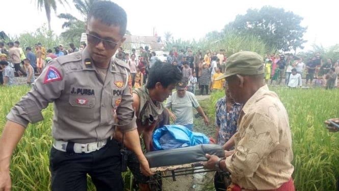  Petugas kepolisian saat mengevakuasi korban kecelakaan KA di Serdang Bedagai