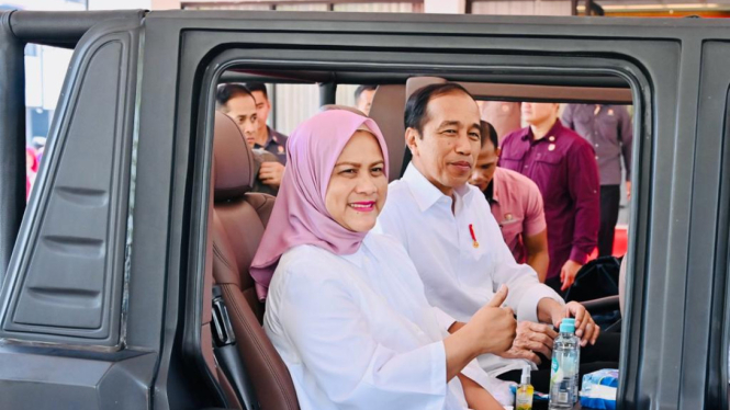 Presiden Jokowi dan Iriana Jokowi saat naik mobil yang dikemudikan Prabowo