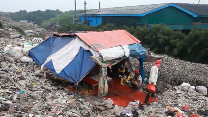 Warung di Tempat Pengolahan Sampah Terpadu (TPST) Bantargebang