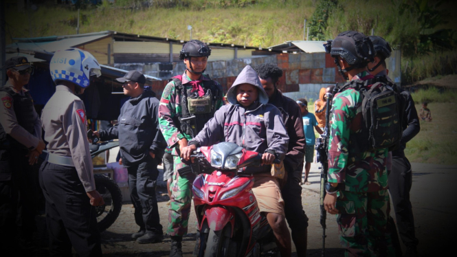 VIVA Militer: Pasukan Yonif PR 330 Tri Dharma Kostrad sweeping di Intan Jaya.