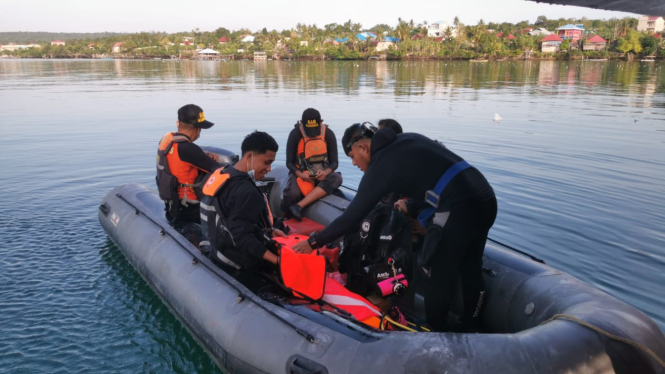 Proses evakuasi korban kapal tenggelam di Buton Tengah.
