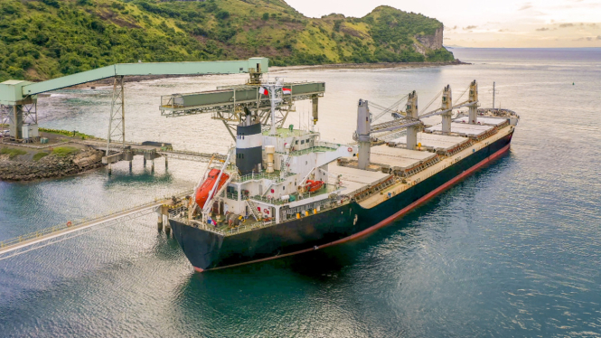 Kapal konsetrat PT Amman Mineral Internasional Tbk (AMMAN) di Pelabuhan Benete.