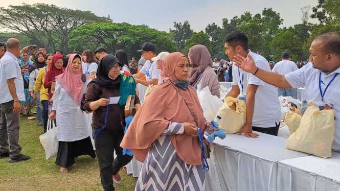 Warga Malang Antri Mendapat Sembako Saat Kunjungan Presiden Jokowi