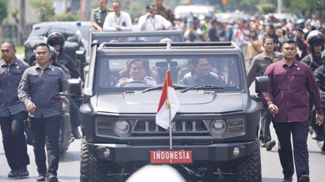 Menhan Prabowo Subianto dan Erick Thohir naik maung di Malang, Jatim.