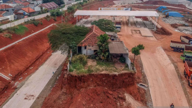 Rumah di tengah pengerjaan jalan tol, Cinere, Depok