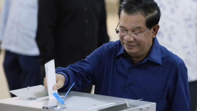 PM Camboja Hun Sen, memasukkan kertas pemilu ke kotak suara.