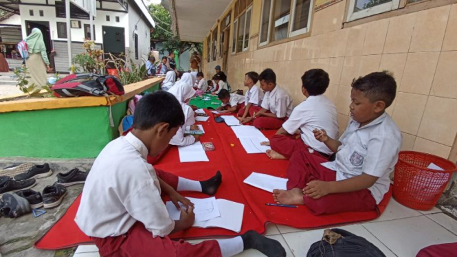 Puluhan Siswa SDN di Bojonegoro Belajar di Teras Tanpa Guru