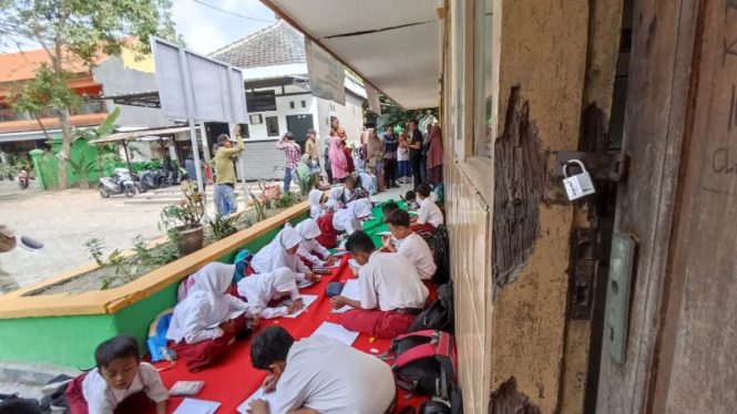 Puluhan Siswa SDN di Bojonegoro Belajar di Teras Tanpa Guru