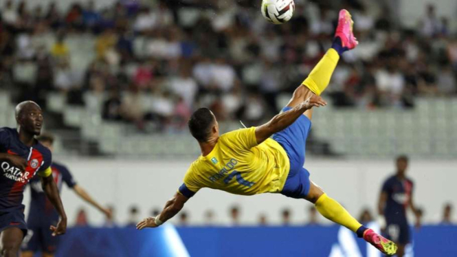 Pemain Al Nassr Cristiano Ronaldo melepaskan tendangan salto