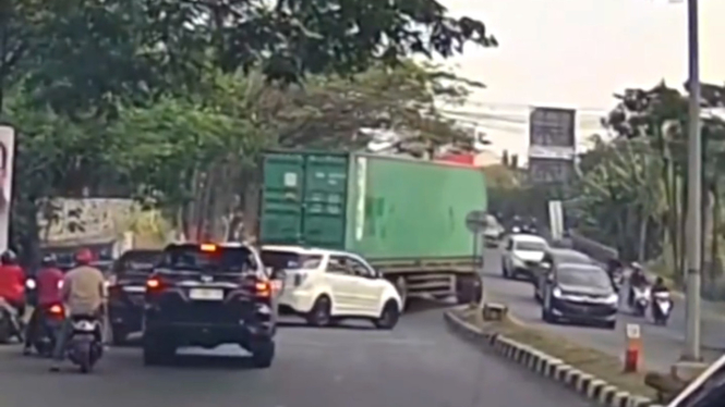 VIVA Otomotif: Kecelakaan truk kontainer di Semarang