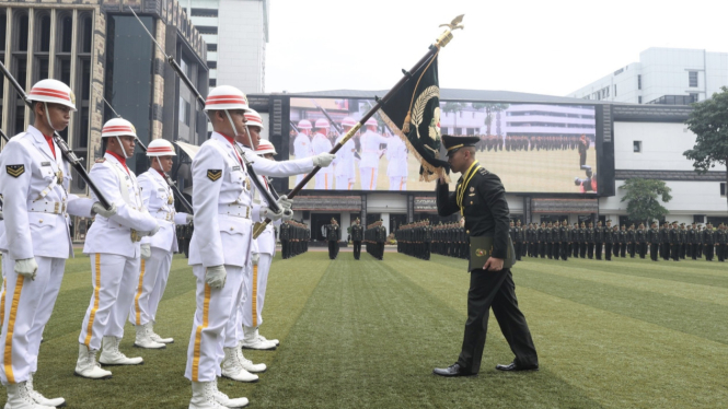 VIVA Militer: Seorang Perwira Remaja cium panji-panji Kebesaran TNI AD