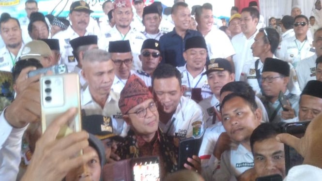 Bacapres Anies Baswedan dikeremuni kepala desa saat acara Apdesi Jambi.