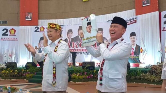 Wakil Ketua Dewan Pembina Partai Gerindra Hashim Djojohadikusumo (kiri) dan Mochamad Iriawan (kanan) dalam acara Rapat Koordinasi Daerah (Rakorda) DPD Partai Gerindra Kalimantan Barat, Rabu, 26 Juli 2023.