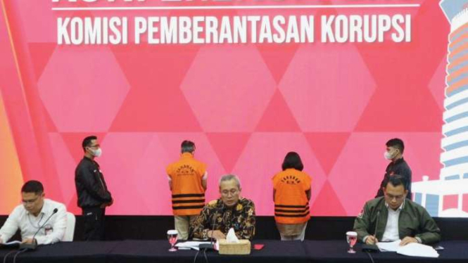 KPK menghadirkan dua dari lima tersangka kasus dugaan suap pengadaan proyek alat deteksi korban reruntuhan di Basarnas, dalam jumpa pers di Gedung Merah Putih KPK, Jakarta Selatan, Rabu, 26 Juli 2023.