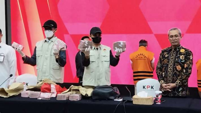 Penyidik KPK memperlihatkan barang bukti uang tunai yang disita dalam operasi tangkap tangan (OTT) terkait dugaan korupsi suap pengadaan barang di Basarnas, pada konferensi pers di Gedung Merah Putih KPK, Jakarta, Rabu, 26 Juli 2023.