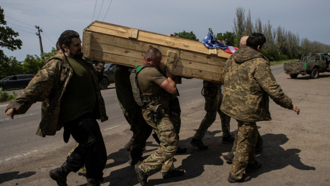 VIVA Militer: Tentara Ukraina membawa peti jenazah tentara bayaran