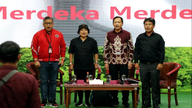 Sekjen PDIP Hasto Kristiyanto (kiri), Ribka Ciptaning, dan Usman Hamid.