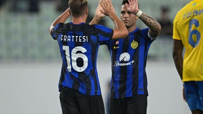 Pemain Inter Milan Davide Frattesi dan Lautaro Martinez rayakan gol