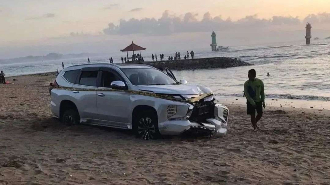 Bule Irlandia tinggalkan mobilnya di Pantai Sanur setelah tragedi tabrak lari.