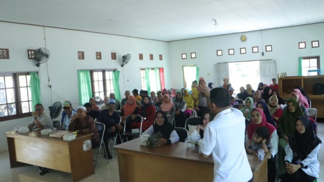 Warga Desa Legai di Kabupaten Paser, Kalimantan Timur