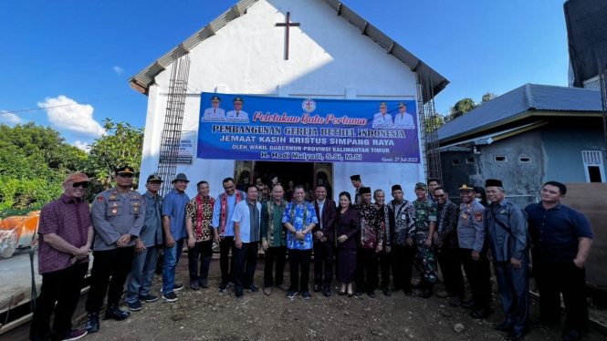 Wakil Gubernur Kaltim H Hadi Mulyadi resmi memulai pembangunan dua gereja