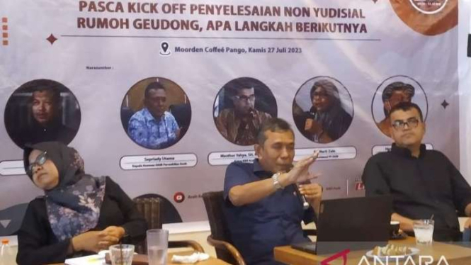 Kepala Komnas HAM Aceh Sepriady Utama (tengah) sedang memaparkan materi dalam diskusi publik terkait kasus pelanggaran HAM berat Aceh, di Banda Aceh, Kamis, 27 Juli 2023.