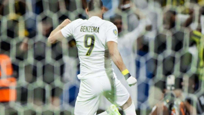Striker Al Ittihad Karim Benzema rayakan gol