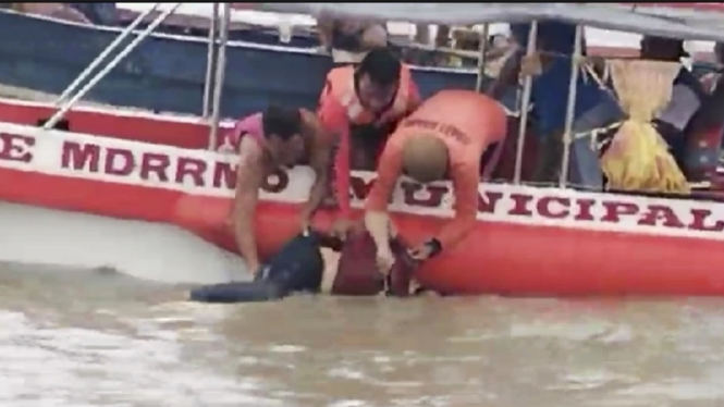 Penyelamatan Korban Kapal Terbalik di Filipina