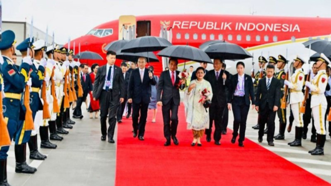 Presiden RI Joko Widodo dan Ibu Iriana tiba di Bandar Udara Internasional Tianfu, Kota Chengdu, Provinsi Sichuan, China/Republik Rakyat Tiongkok, Kamis (27/7/2023).