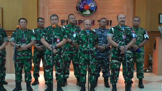 Danpuspom TNI Marsekal Muda Agung Handoko (kedua-kiri)