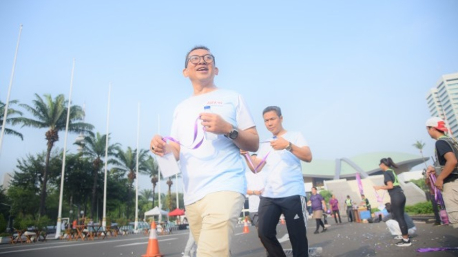 Ketua BKSAP DPR RI Fadli Zon saat melewati garis finish pada acara 'Fun Run