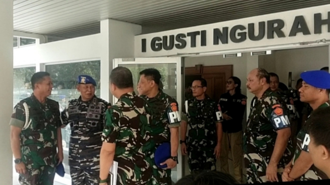VIVA Militer: Danpuspom TNI dan rombongan bersiap menuju KPK