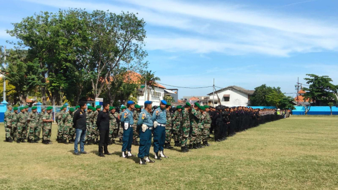 Petugas gabungan apel pasukan di wilayah hukum Polres Pelabuhan Tanjung Perak untuk pengamanan PSHT