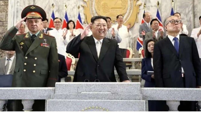 Kim Jong Un dan para pejabat saat Parade Kemerdekaan ke 70