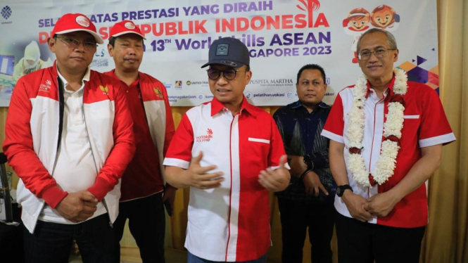 Sekjen Kemnaker Anwar Sanusi menyambut kedatangan delegasi Indonesia