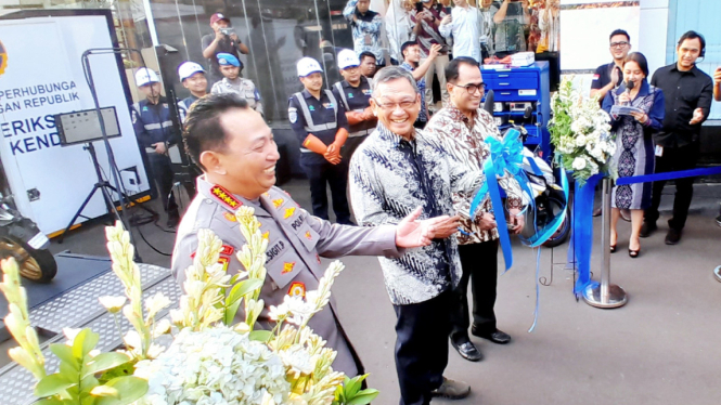 Menteri ESDM Arifin Tasrif bersama Kapolri Jenderal Listyo Sigit Prabowo dan Menteri Perhubungan Budi Karya Sumadi meresmikan pembukaan progam konversi motor listrik perdana.