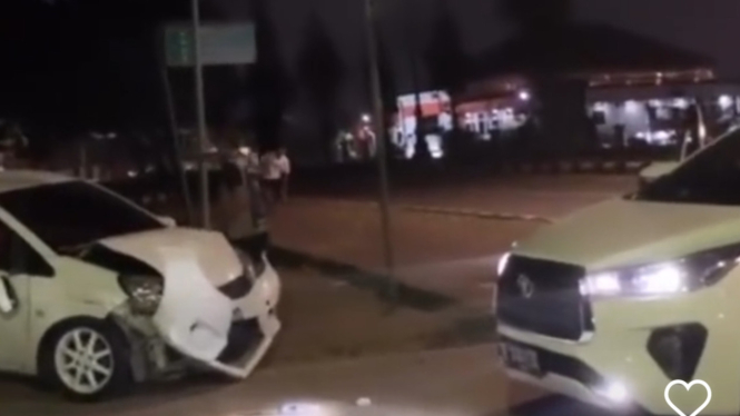 Mobil ditabrak dan dirusak di GOR Pakansari, Bogor