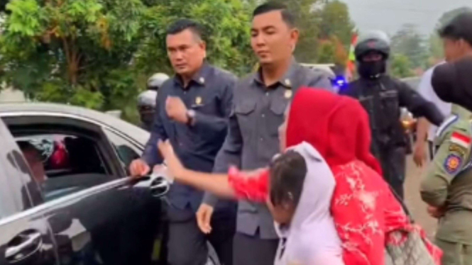 Ibu-Ibu Lempar Kertas ke Mobil Jokowi Tapi Gagal