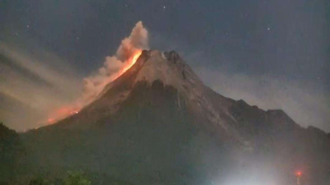 Gunung Merapi muntahkan awan panas guguran berjarak luncur 1500 meter.