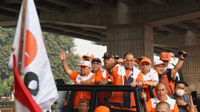 Anies Baswedan bersama kader PKS Kota Bekasi.