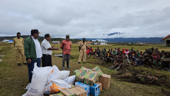 Bupati Puncak, Willem Wandik saat mendistribusikan Bahan Makanan kepada masyarakat yang kelaparan di Papua Tengah.