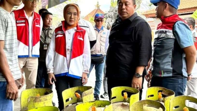 Direktur Utama Pertamina, Nicke Widyawati sidak pangkalan LPG 3 Kg di Bali.