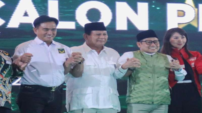 Prabowo Subianto diapit Ketum PKB Cak Imin dan Ketum PBB Yusril Ihza Mahendra
