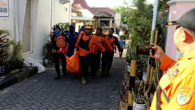 Petugas mengevakuasi tiga korban tenggelam di Sungai Bengawan Solo di Lamongan.