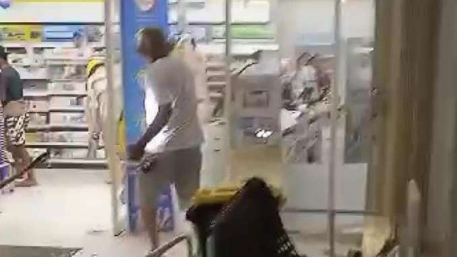 Tangkapan layar video viral Legislator PDIP Jonathan Pata ngamuk di minimarket.