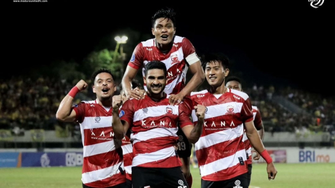 Pemain Madura United rayakan kemenangan