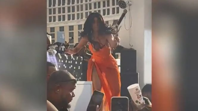 Viral video penyanyi Cardi B ngamuk lempar Mic ke arah penonton