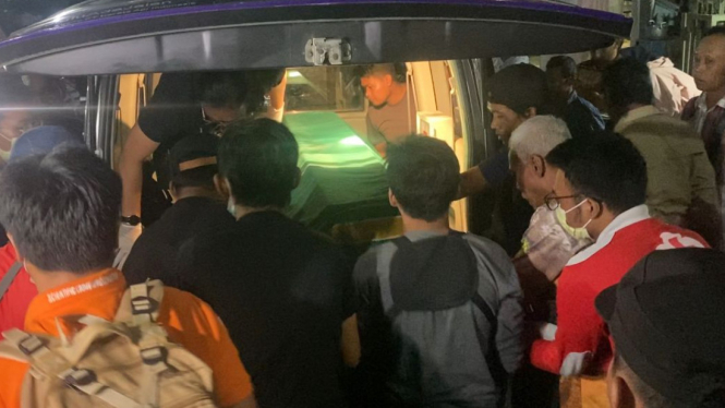 Jenazah wanita di Kos Semarang yang bekerja di Kafe dievakuasi petugas dan warga