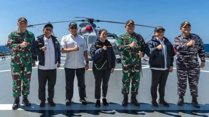 Ketua DPR RI Puan Maharani saat menyaksikan Latgab TNI 2023 dari atas kapal KRI dr Radjiman Wedyodiningrat-992, di Perairan Laut Bali, Senin, 31 Juli 2023.