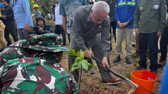 Gubernur Kalimantan Timur Isran Noor melakukan penanaman buah